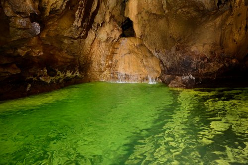 Grotte de Labouiche (Ariège) - La cascade, constituant le terminus de la visite sur la partie amont de la rivière (format horizontal)(SP-23-1710)